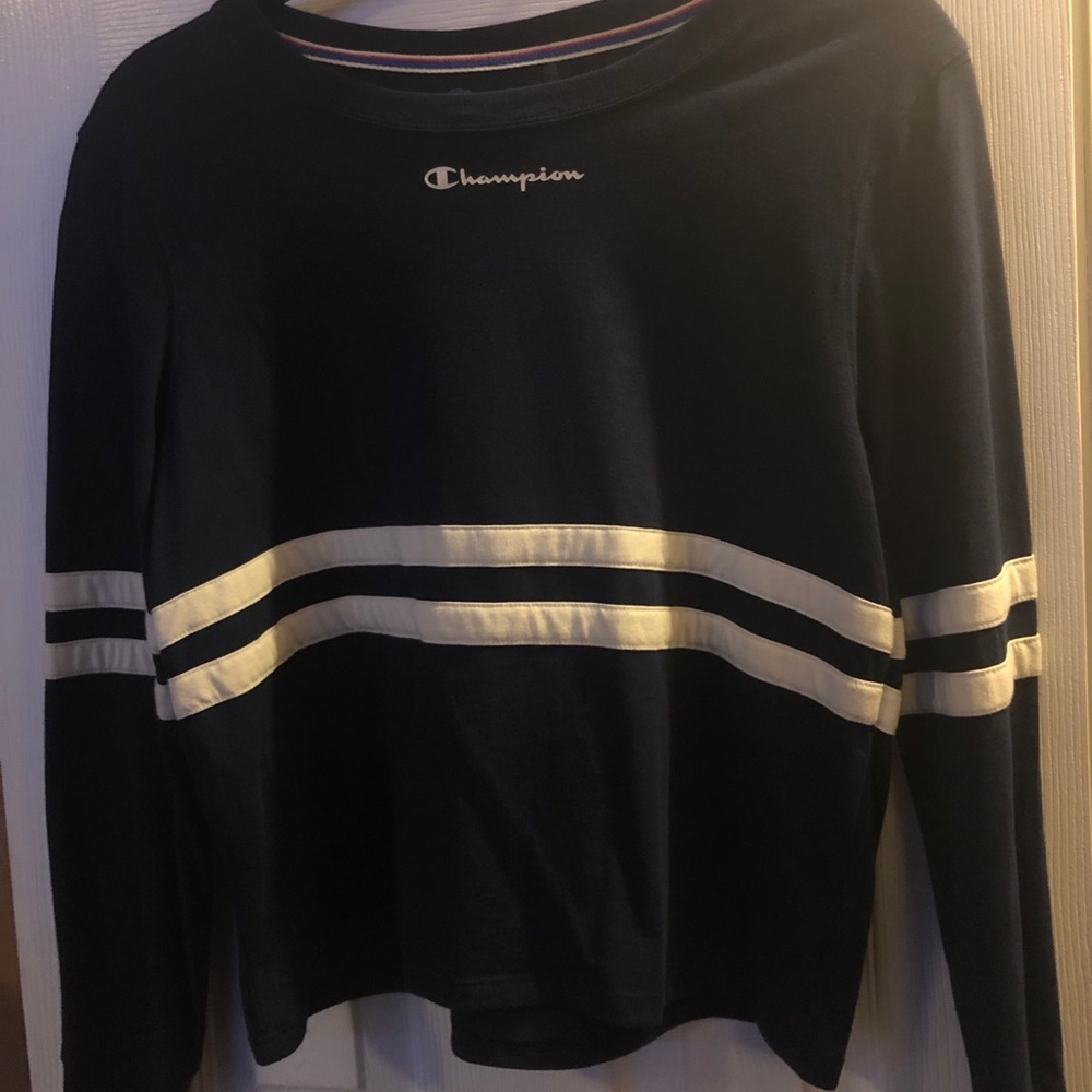 navy blue cropped champion shirt